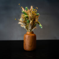 Vaasje gevuld met droogbloemen