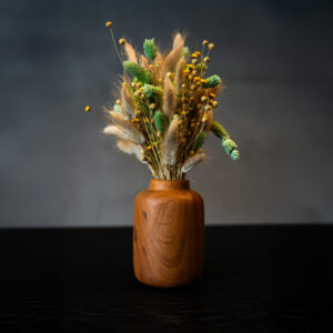 Vaasje gevuld met droogbloemen