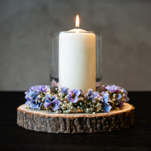 Stolp met kaars op houten schijf